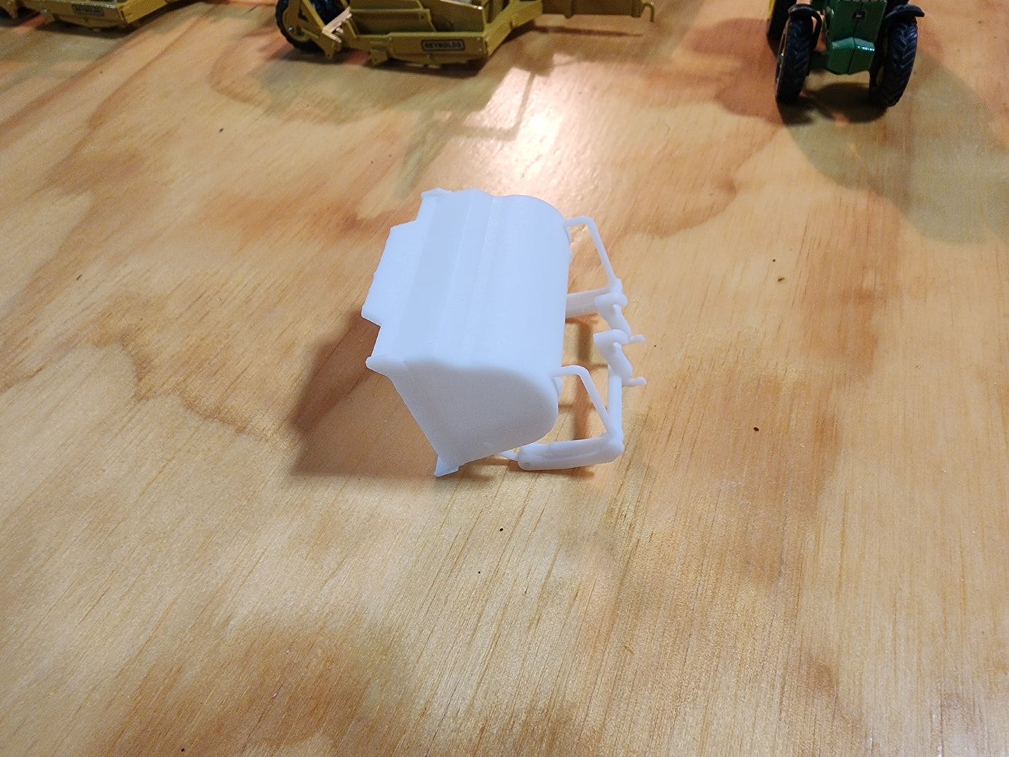 Loader bucket, tip out